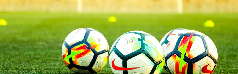 欧冠联赛奖杯在夜空下被展示