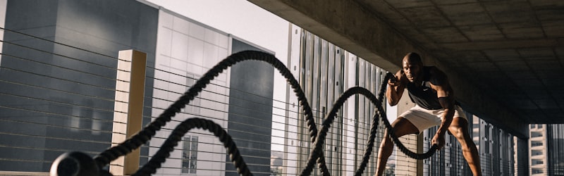 世界杯冠军奖杯大力神杯在灯光下闪耀